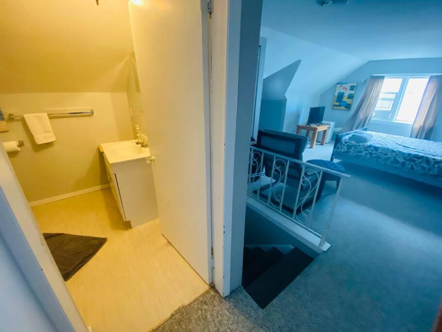 Artistic Apartment Near Downtown Victoria Bagian luar foto