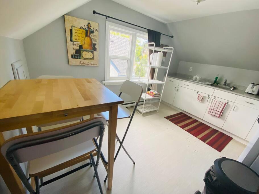 Artistic Apartment Near Downtown Victoria Bagian luar foto