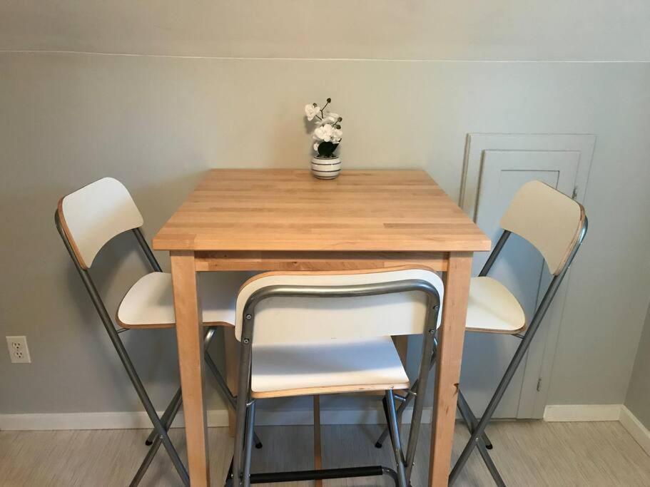 Artistic Apartment Near Downtown Victoria Bagian luar foto
