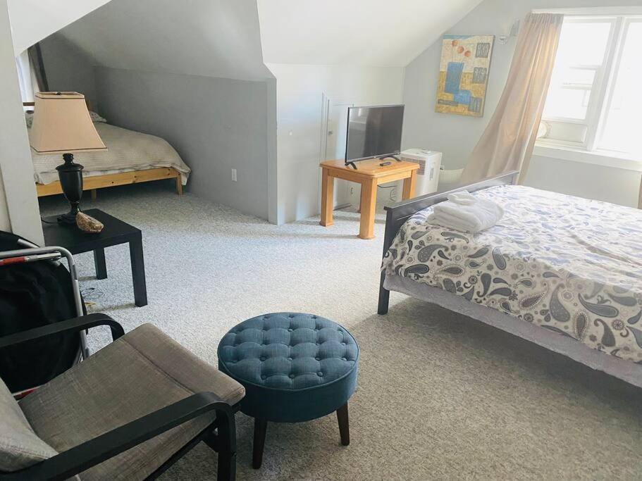 Artistic Apartment Near Downtown Victoria Bagian luar foto