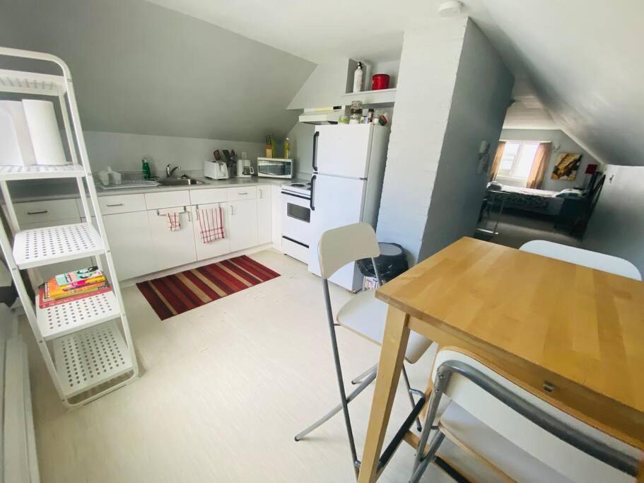 Artistic Apartment Near Downtown Victoria Bagian luar foto