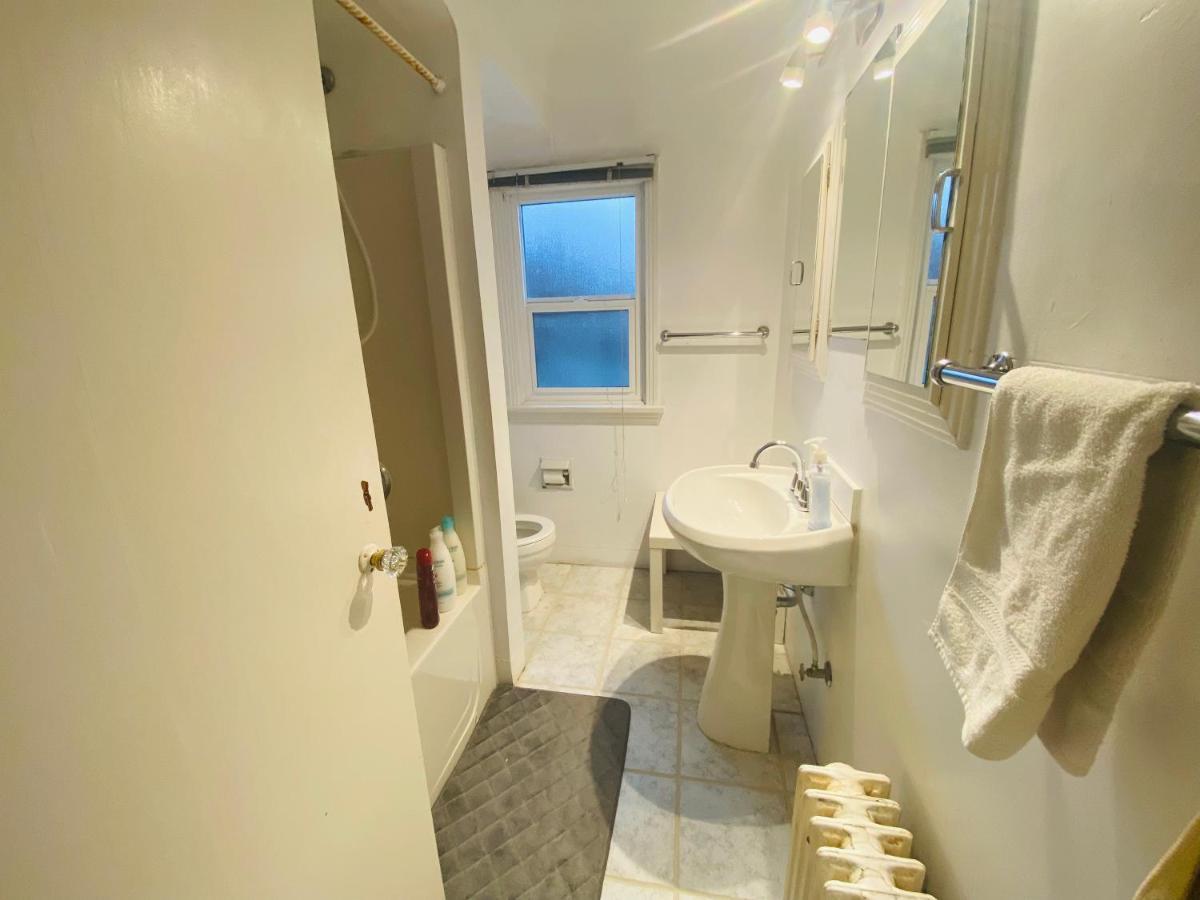 Artistic Apartment Near Downtown Victoria Bagian luar foto