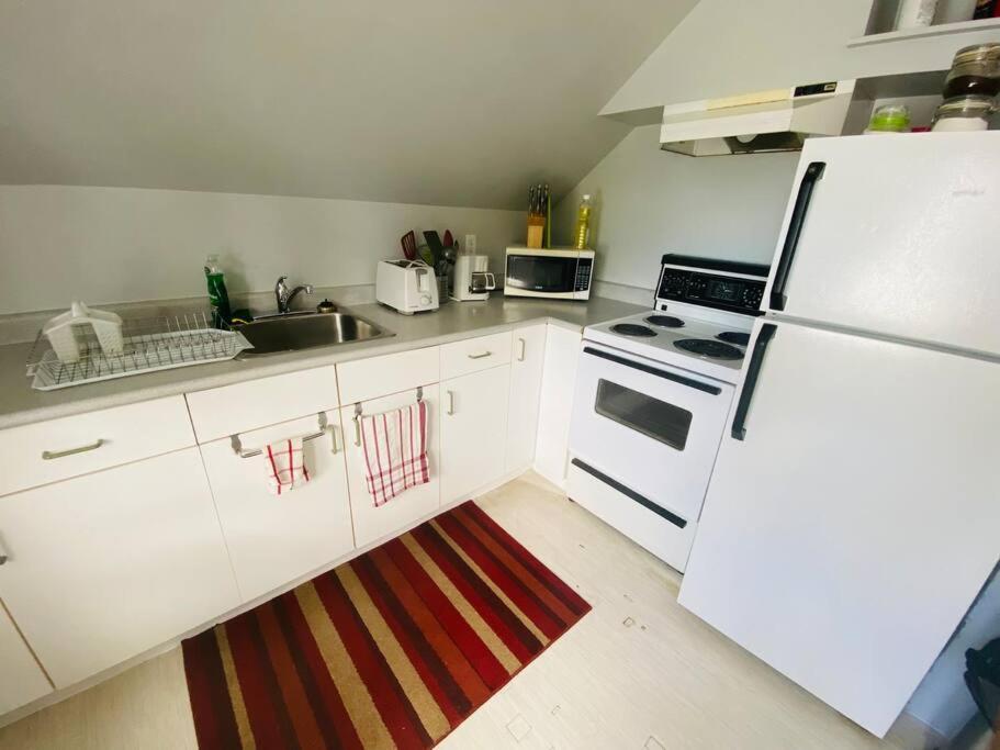 Artistic Apartment Near Downtown Victoria Bagian luar foto