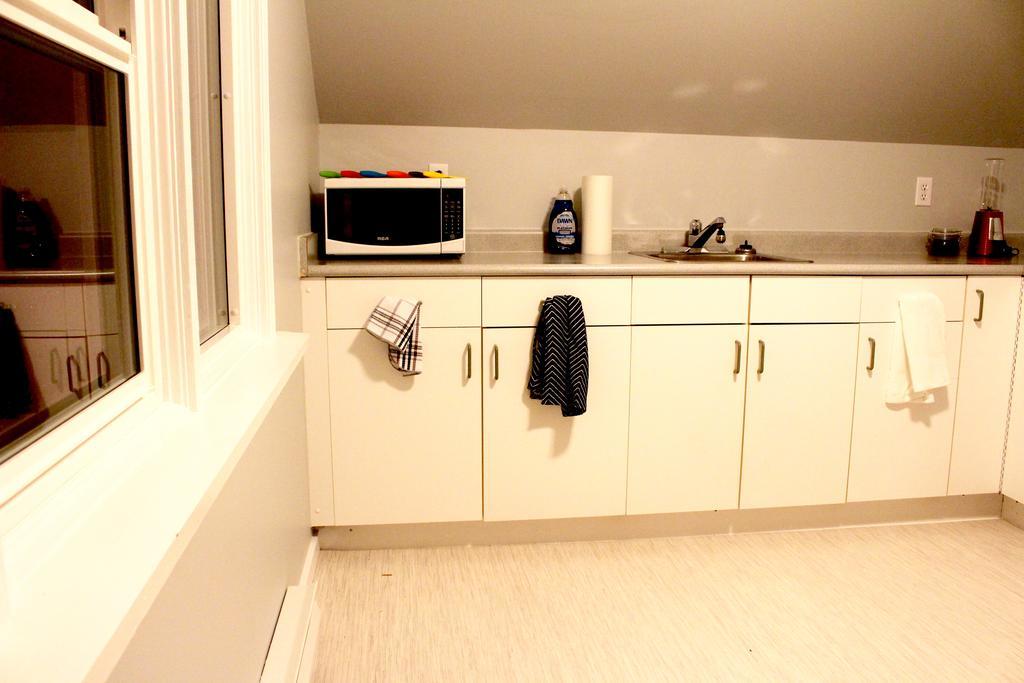 Artistic Apartment Near Downtown Victoria Bagian luar foto